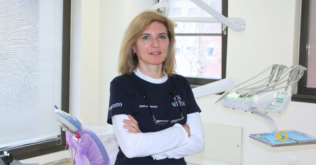 “Macchie Gialle o Marroncine sui Denti Vicino alle Gengive”: Cosa Sono e Quando Consultare un Dentista a Trento 3 dottoressa ilaria baccini dentista a trento conservativa